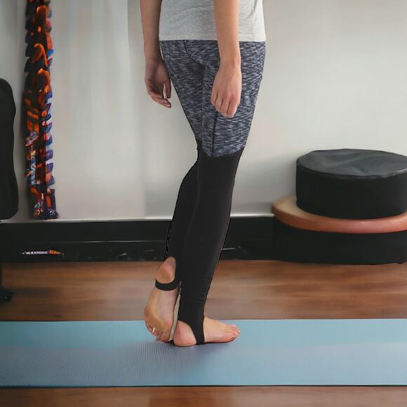 Lululemon Wunder Under Pant Stirrup in Dramatic Static White Black Size 4 - Picture 1 of 7